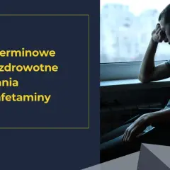 Młody mężczyzna siedzi przy oknie, pogrążony w myślach o długoterminowych skutkach zdrowotnych zażywania metamfetaminy.