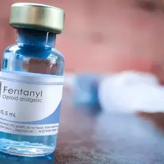 Fiolka z fentanyl, silnym lekiem opioidowym. Co to jest fentanyl? Stosowany jako środek przeciwbólowy, ale też niebezpieczny.