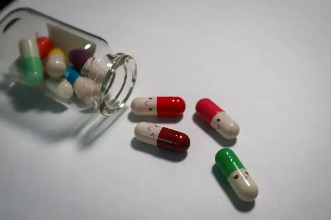 Kolorowe kapsułki, niektóre z uśmiechniętymi buźkami, wypadają z buteleczki. To mogą być psychotropy, które pomagają w trudnych chwilach.